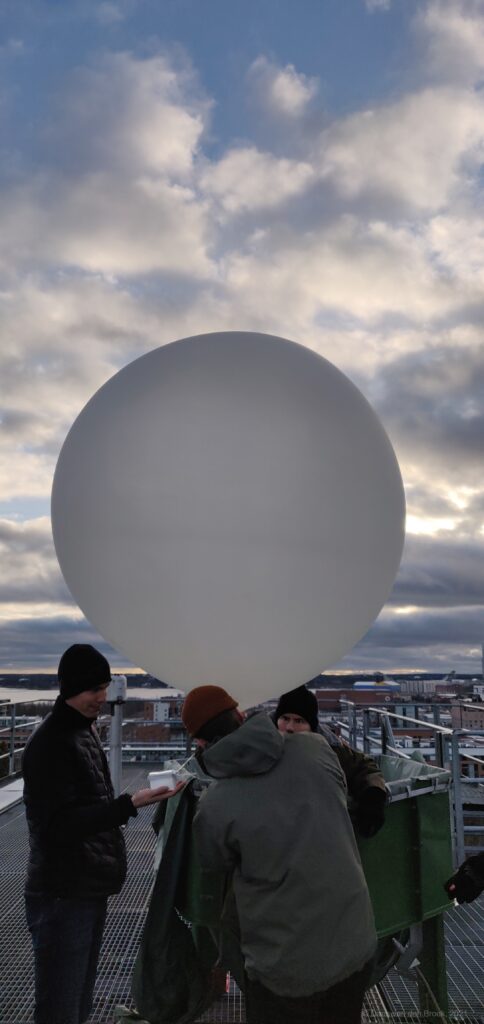 Letting up the weather balloon for the radio sounding for the course ATM322